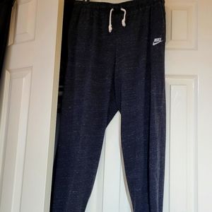 Crop workout pants.